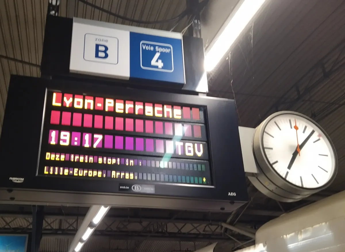 Panneau d'affichage de départ de train sur le quai de gare, TGV Bruxelles Lyon Perrache décembre 2021